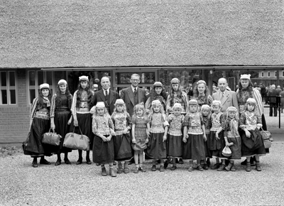 836328 Groepsportret van de kinderen uit Marken tijdens een schoolreisje naar Arnhem en omgeving.
